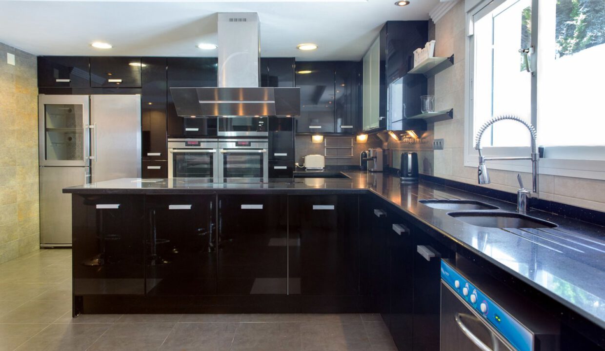 detached-villa-elviria-4
